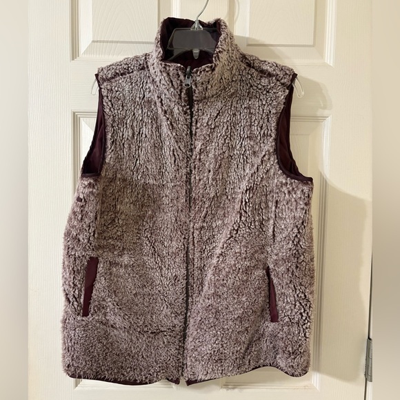 Women's Reversible Sherpa Vest - Maroon/Cream - Picture 2 of 7